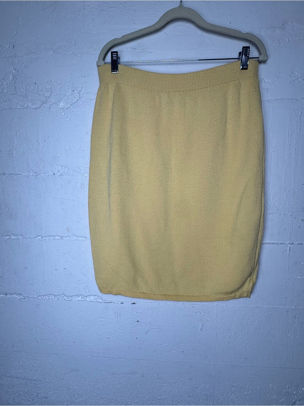 St. John Collection classic Sweater Skirt Size 6 Santana knit Light Yellow HTF